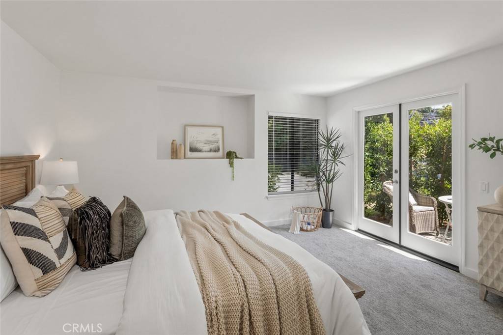 Laguna Beach, CA 92651,933 Meadowlark DR