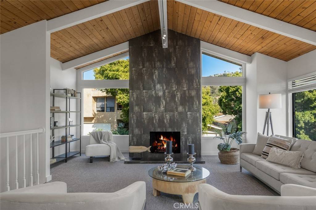 Laguna Beach, CA 92651,933 Meadowlark DR