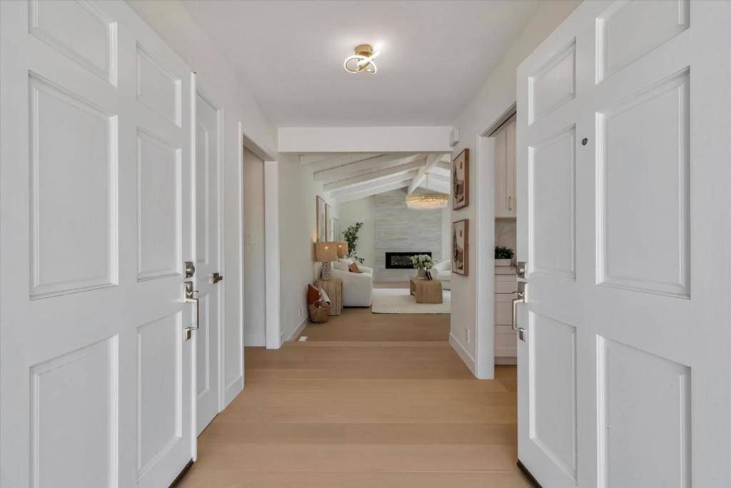 Saratoga, CA 95070,19701 Via Escuela DR