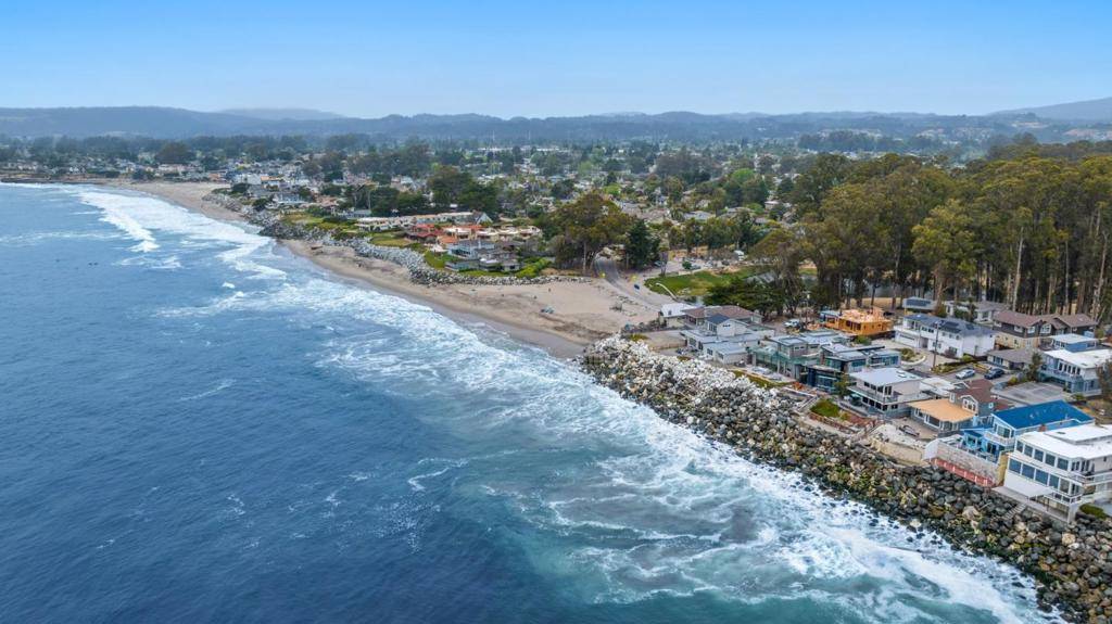 Santa Cruz, CA 95062,22818 E Cliff DR