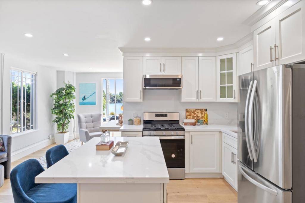 Oakland, CA 94612,244 Lakeside DR #101