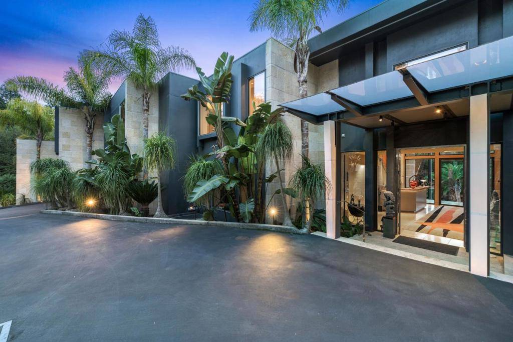 Los Altos Hills, CA 94022,Address not disclosed