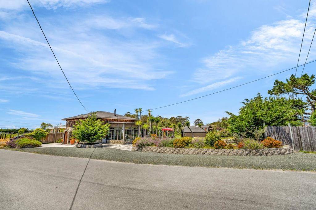 Half Moon Bay, CA 94019,575 Dolores AVE