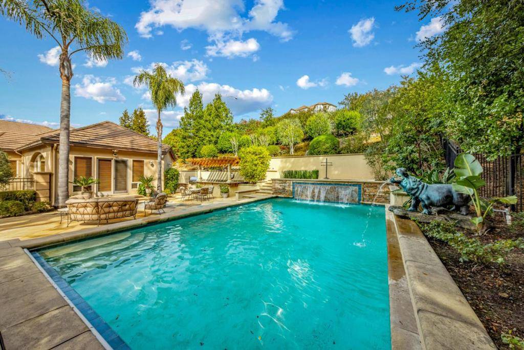 Gilroy, CA 95020,2155 Country DR