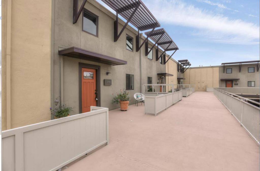 Foster City, CA 94404,2208 Admiralty LN