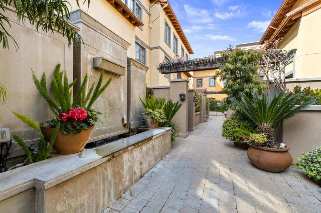 San Jose, CA 95128,356 Santana ROW #306
