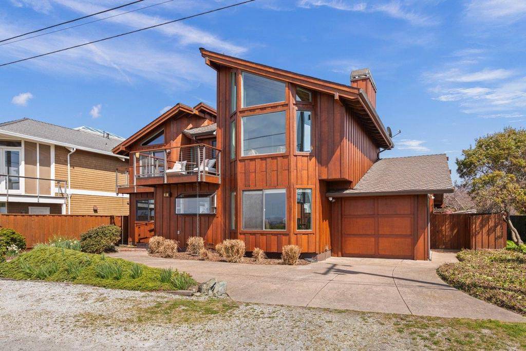 Half Moon Bay, CA 94019,861 Railroad AVE