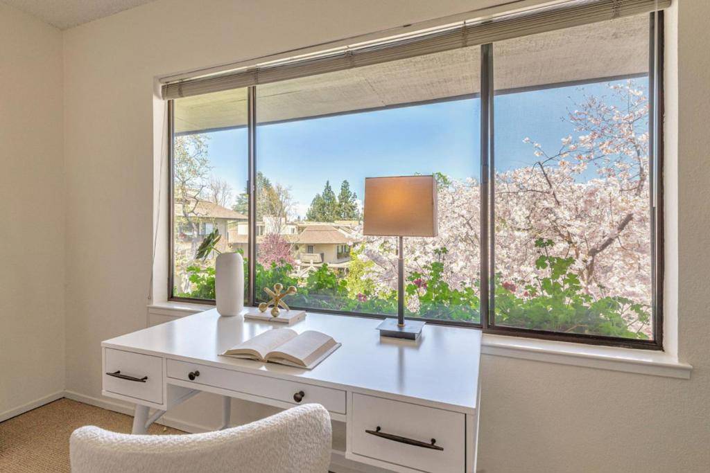 Menlo Park, CA 94025,2140 Santa Cruz AVE #D207