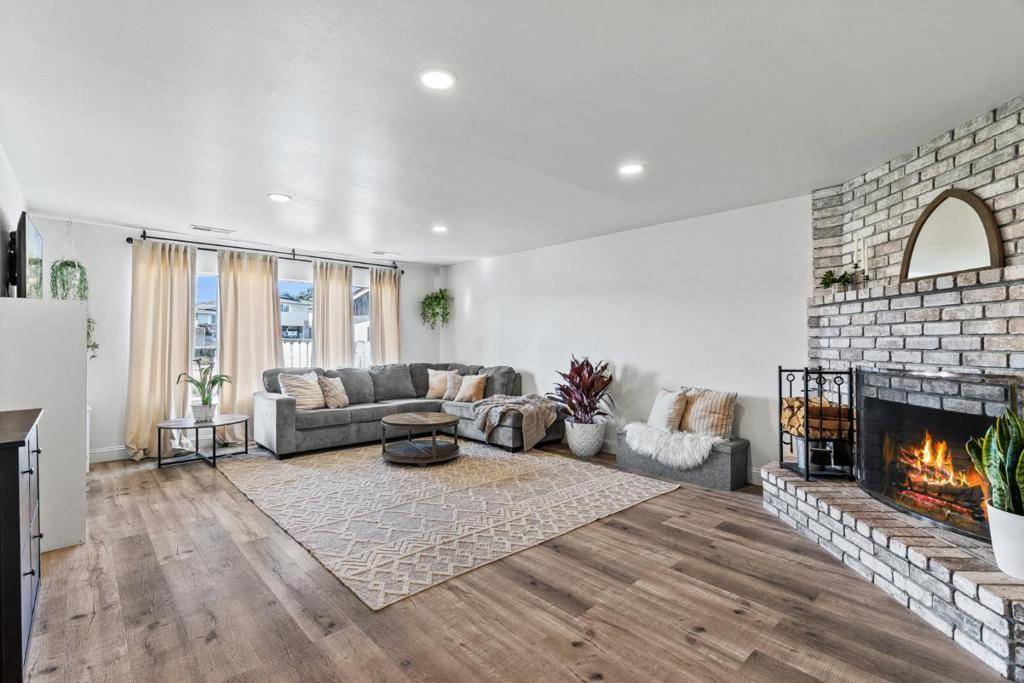Salinas, CA 93906,19395 Bellinzona AVE