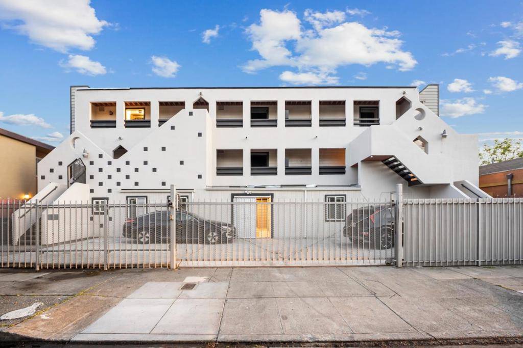 Oakland, CA 94609,441 W Macarthur BLVD #4