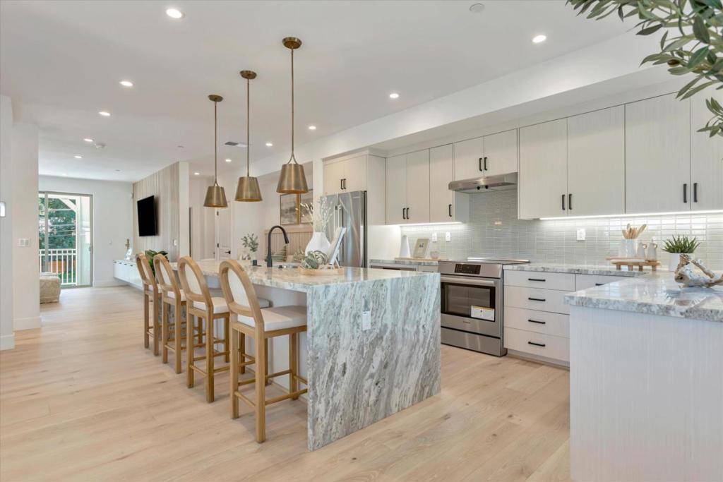 Walnut Creek, CA 94597,208 Oak CIR