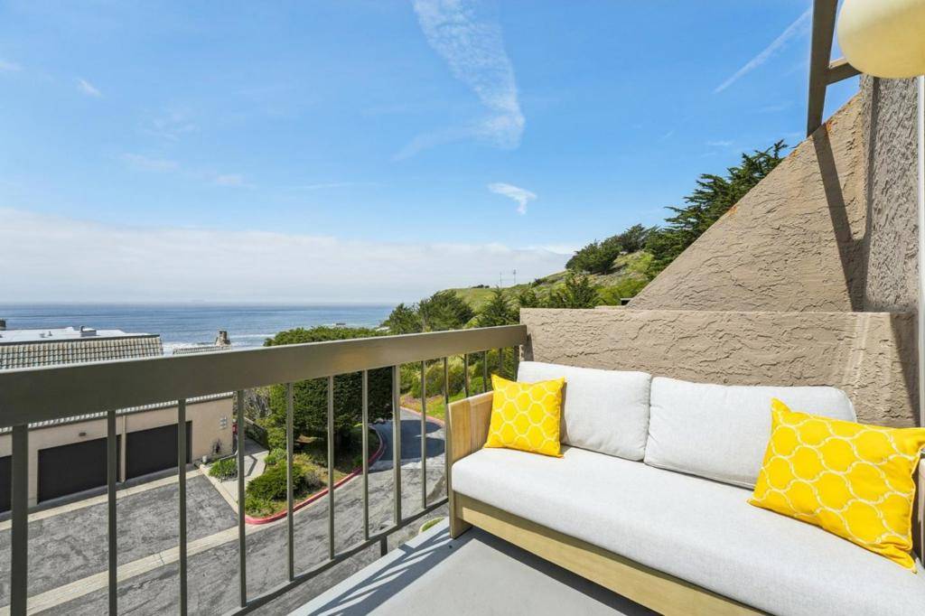 Pacifica, CA 94044,415 Roberts RD