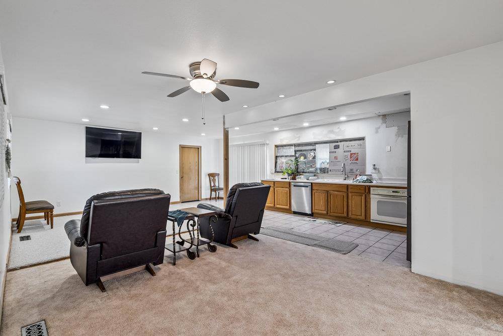 Salinas, CA 93907,9355 Canyon Oak RD
