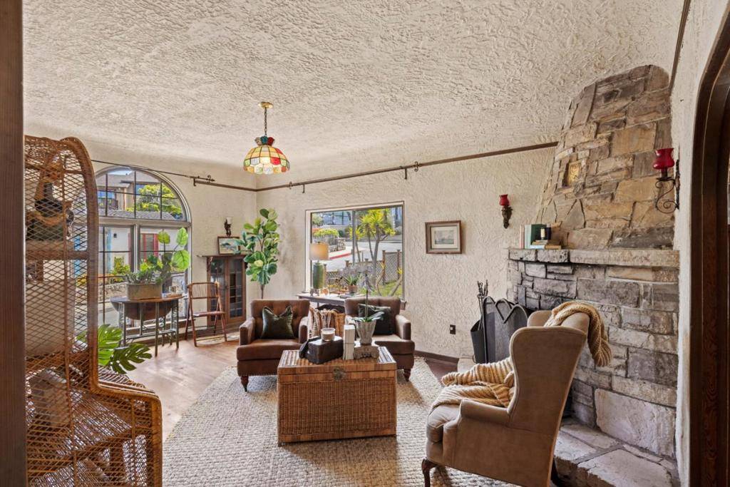 Pacific Grove, CA 93950,132 1st ST