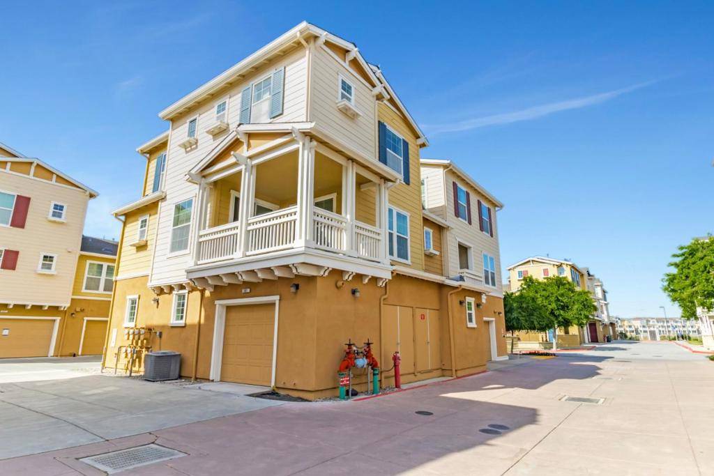 Redwood City, CA 94063,636 Bair Island RD #301