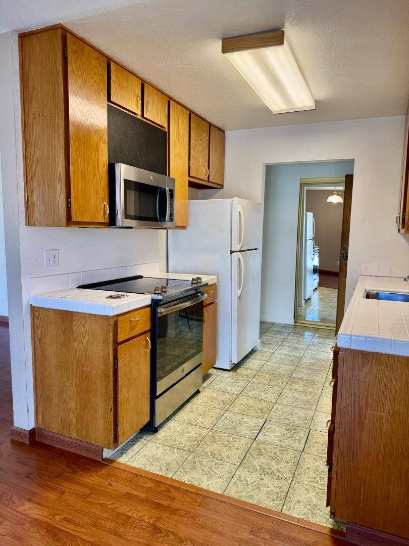 Half Moon Bay, CA 94019,460 Pine AVE