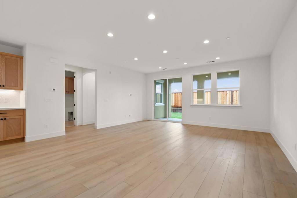 Hollister, CA 95023,2171 White Oak DR