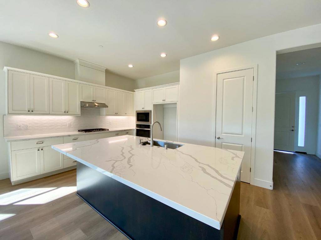 Hollister, CA 95023,2140 White Oak DR