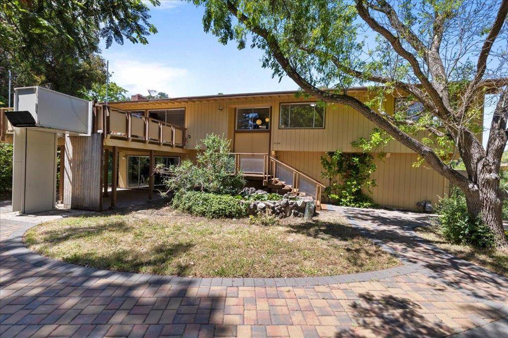 Los Altos Hills, CA 94022,26388 Ginny LN