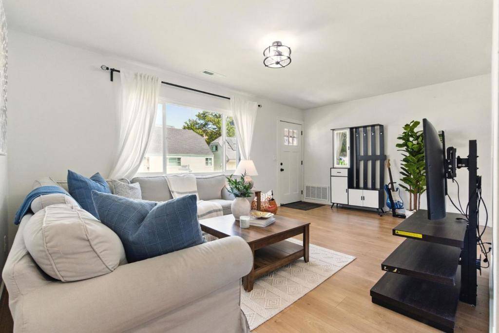 Pacifica, CA 94044,640 Heather CT