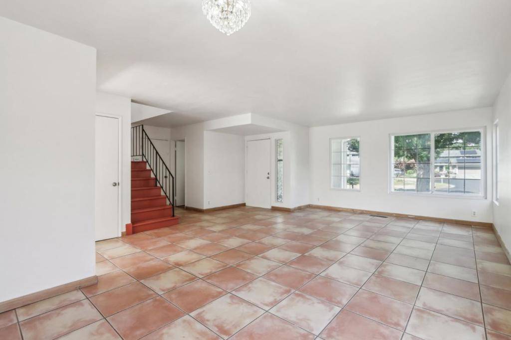 Gilroy, CA 95020,7433 Crawford DR