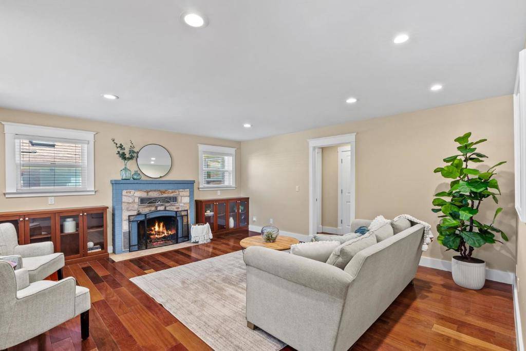 Capitola, CA 95010,720 Gilroy DR