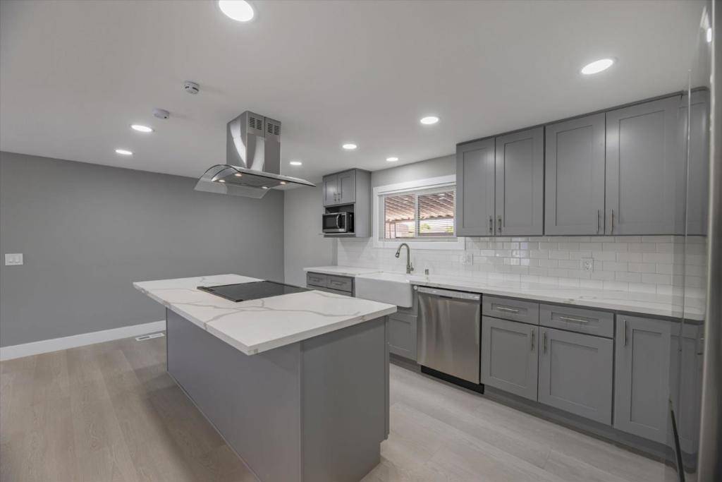 Hollister, CA 95023,174 REDWOOD DR