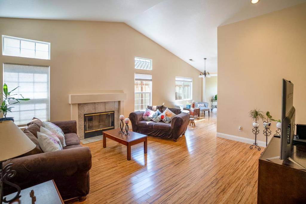 Hollister, CA 95023,1221 Jacqueline DR