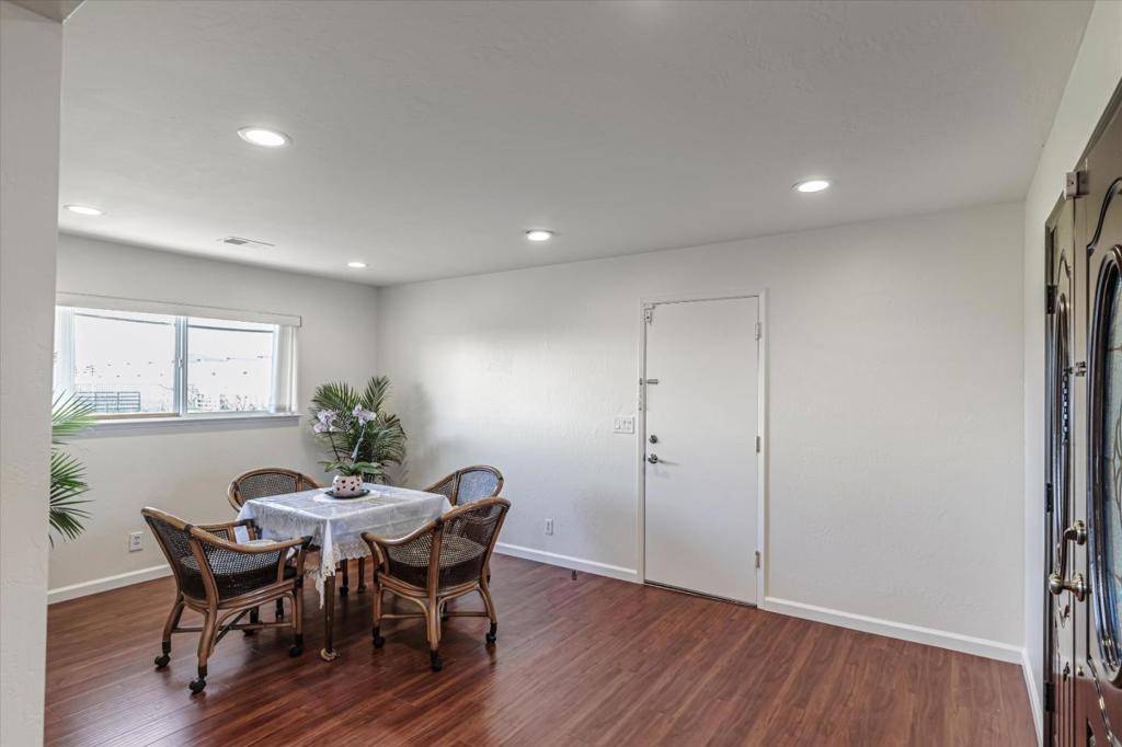 Gilroy, CA 95020,7381 Furlong AVE