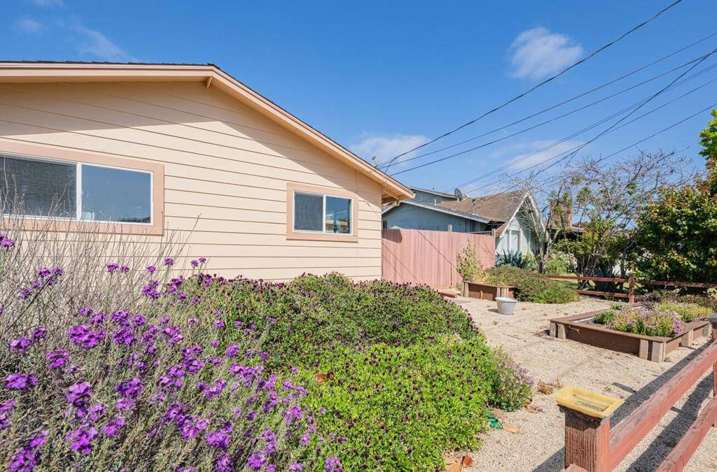 Salinas, CA 93901,829 Los Palos DR