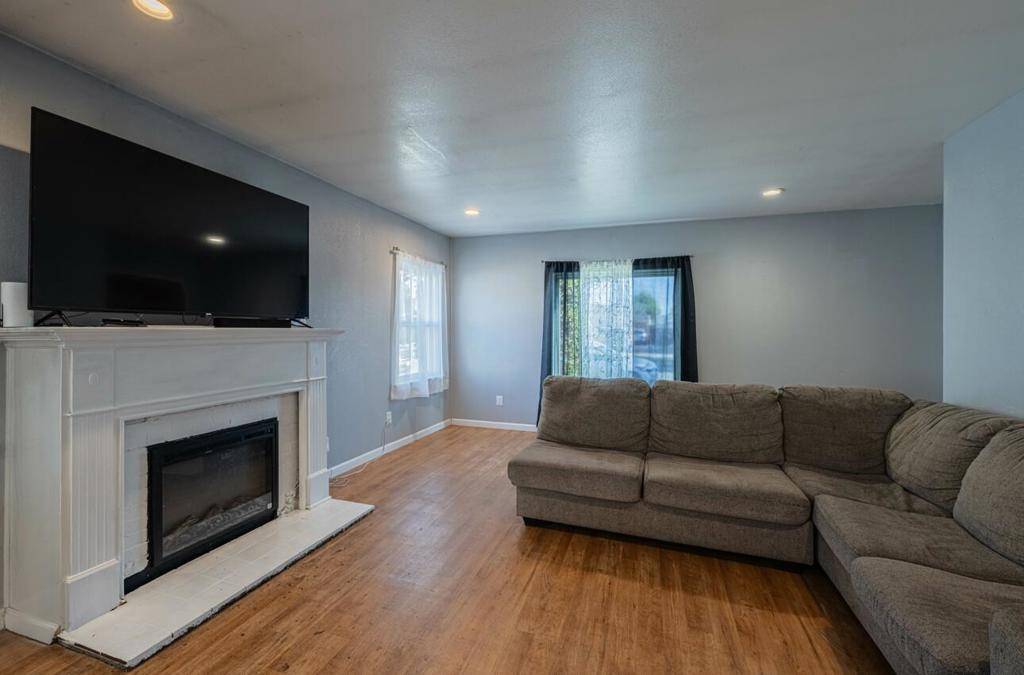 Salinas, CA 93901,121 OAK ST