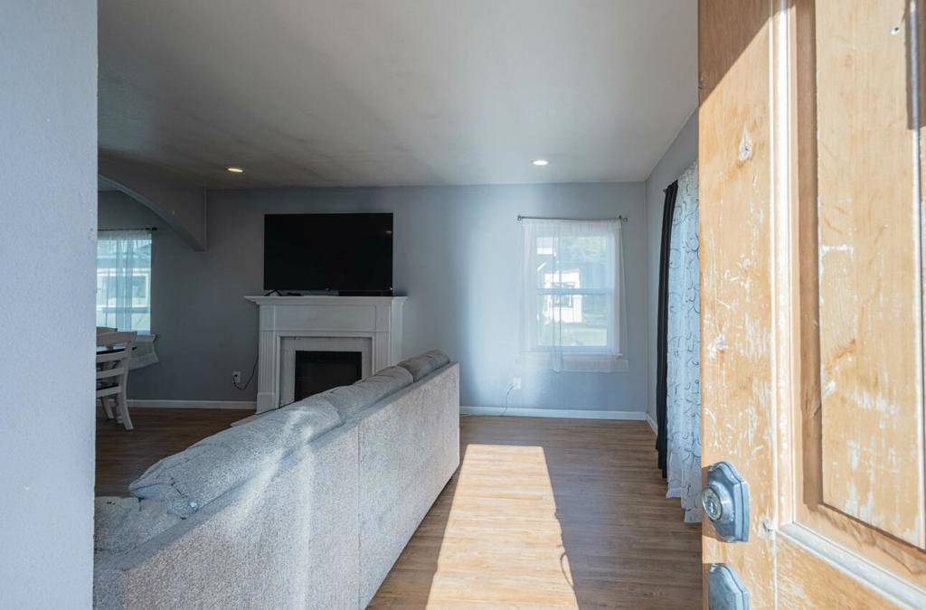 Salinas, CA 93901,121 OAK ST