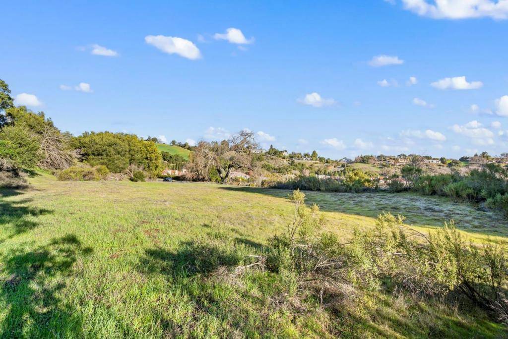 Los Altos Hills, CA 94022,28120 Laura CT