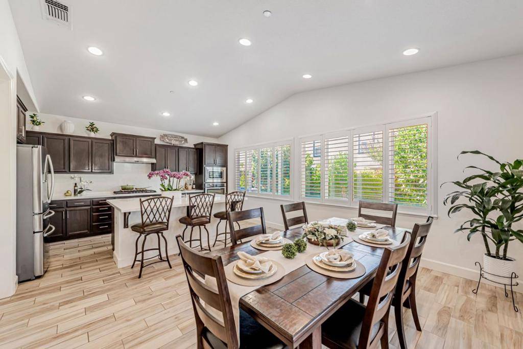Gilroy, CA 95020,1188 Viognier WAY