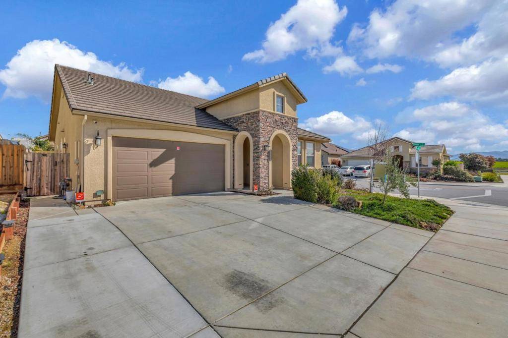 Hollister, CA 95023,1667 Santana Ranch DR