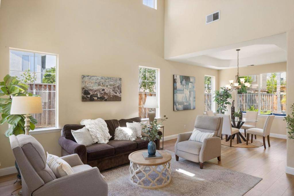 Gilroy, CA 95020,895 Oak Brook WAY