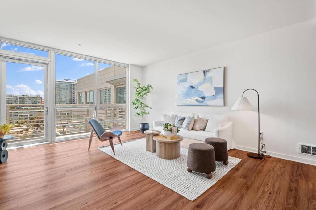 San Francisco, CA 94158,325 Berry ST #715