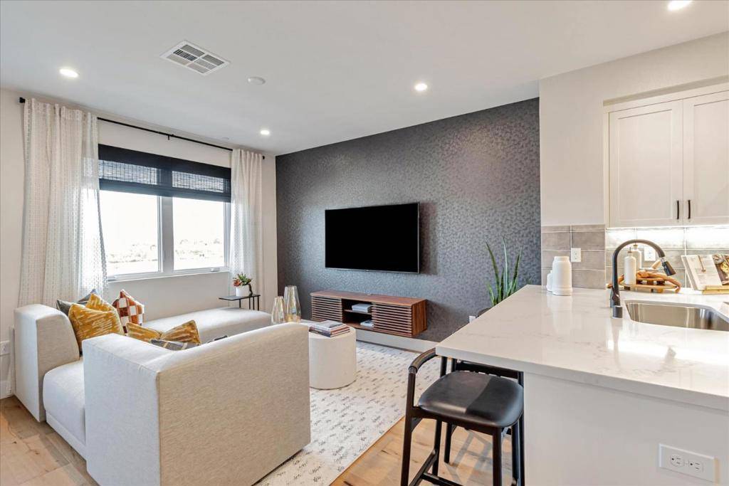 Palo Alto, CA 94303,1129 Esther CT