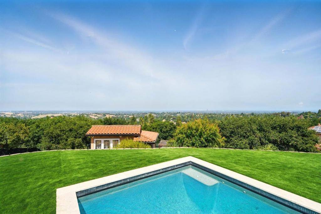 Los Altos Hills, CA 94022,12252 Menalto DR