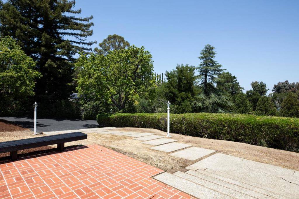 Los Altos Hills, CA 94022,26666 Laurel LN