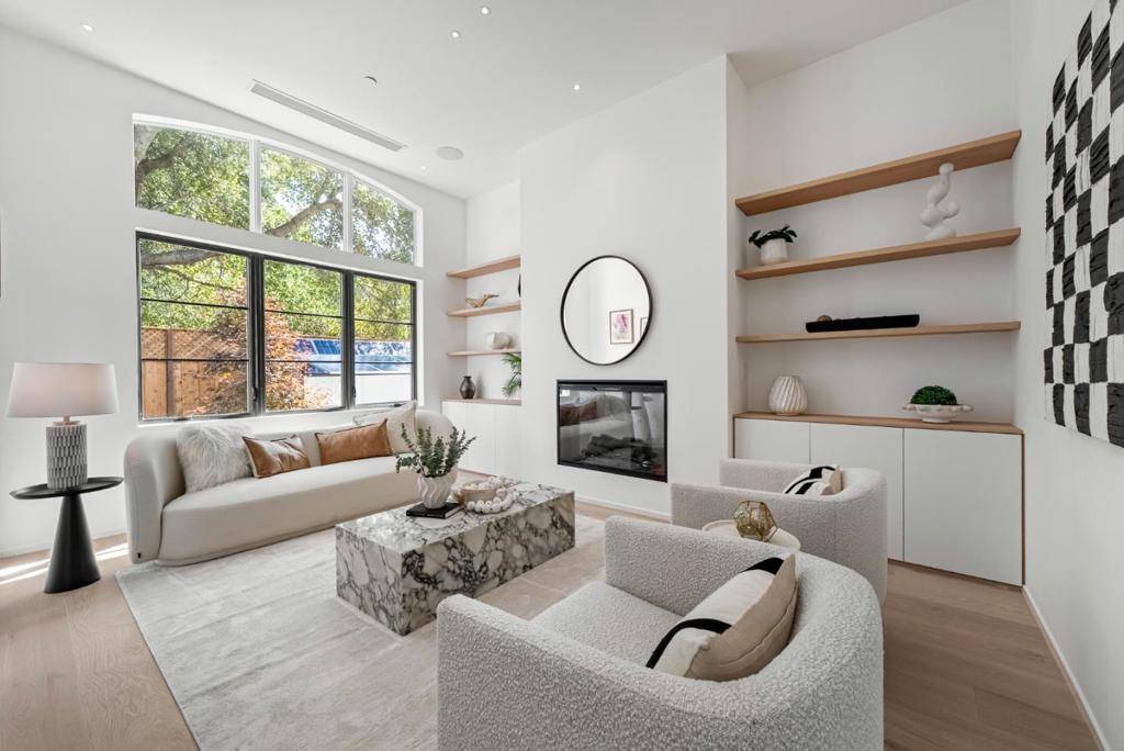 Los Altos, CA 94024,1068 Riverside DR