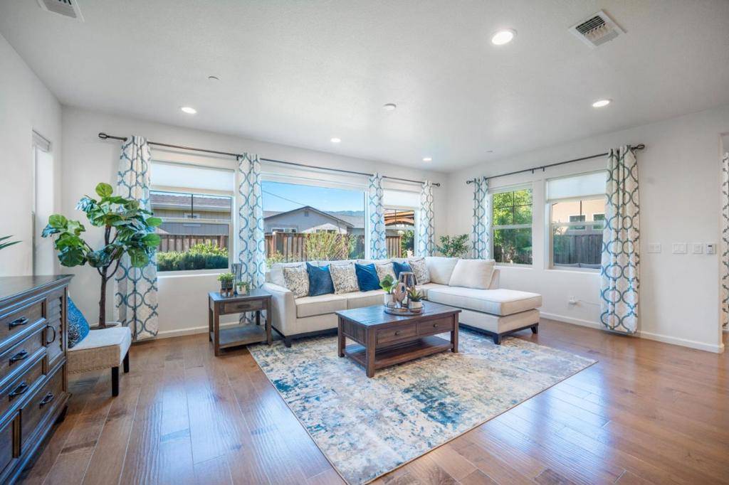 Gilroy, CA 95020,712 Baxter WAY