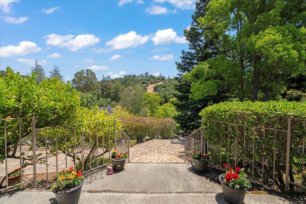 Los Altos Hills, CA 94022,12911 Atherton CT