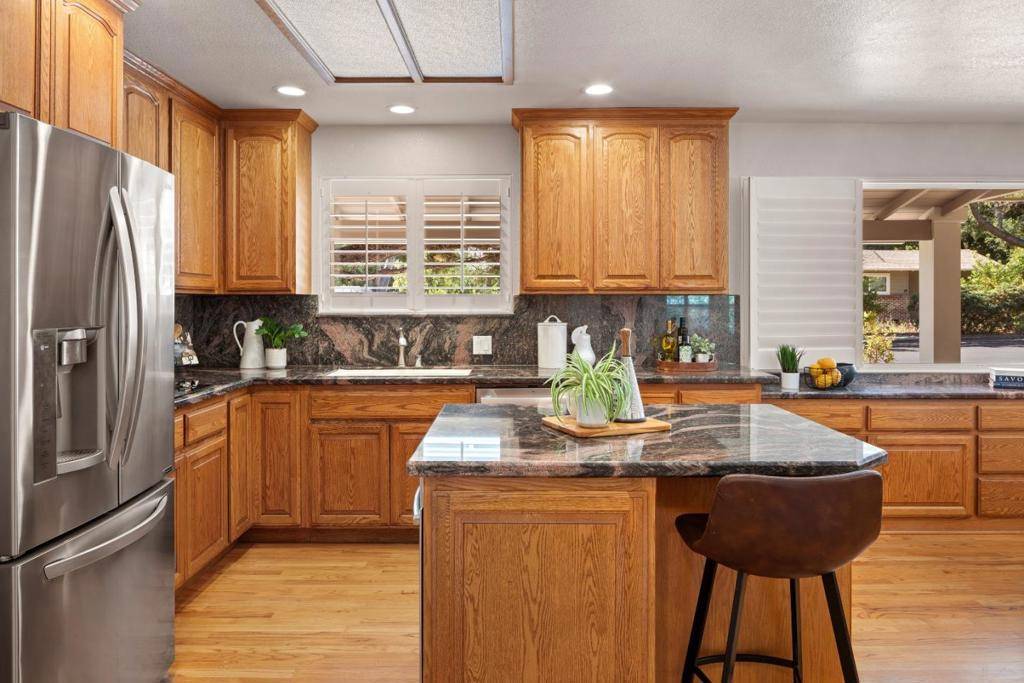 Palo Alto, CA 94306,880 Moana CT
