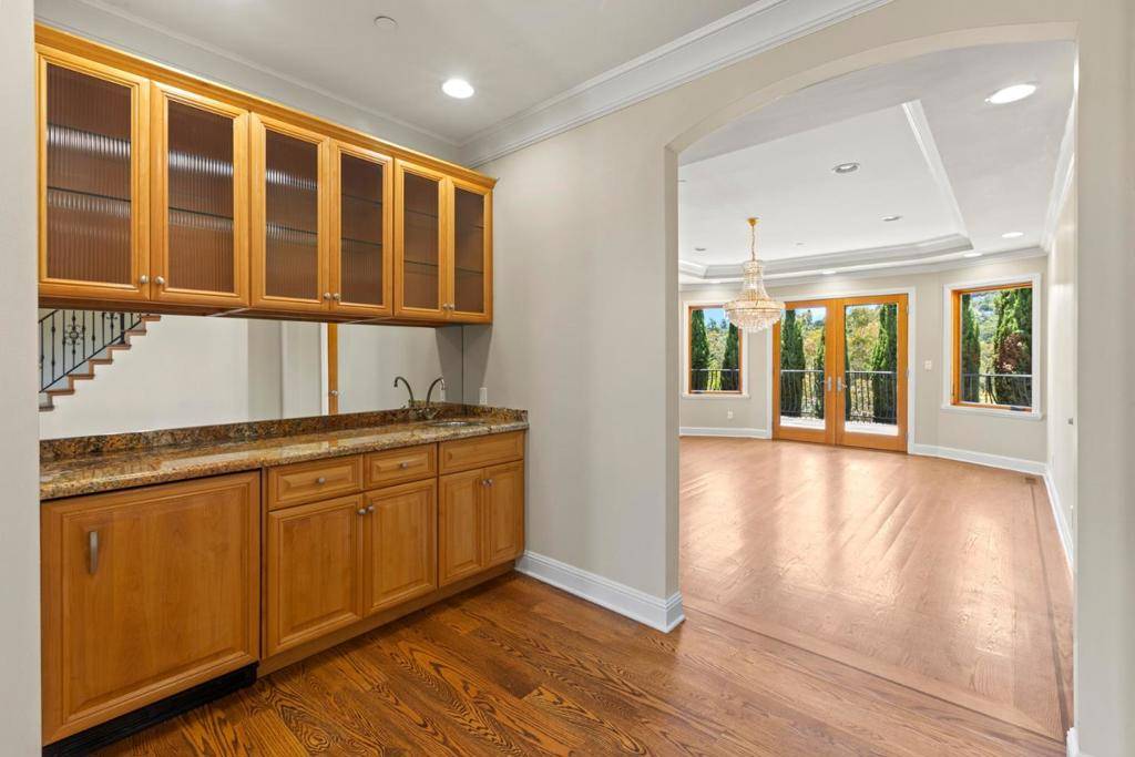 Redwood City, CA 94062,436 Summit DR
