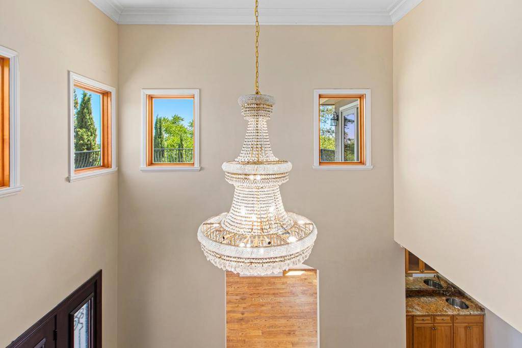 Redwood City, CA 94062,436 Summit DR