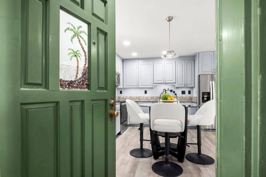 Capitola, CA 95010,825 Balboa AVE #102