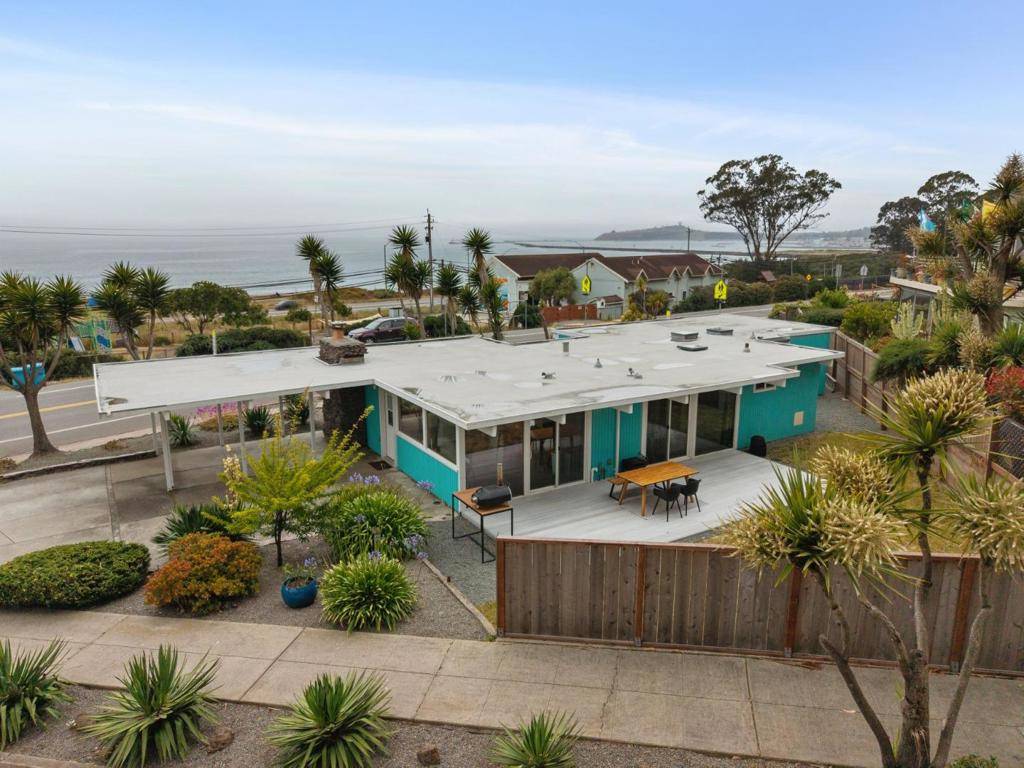 Half Moon Bay, CA 94019,990 Avenue Alhambra