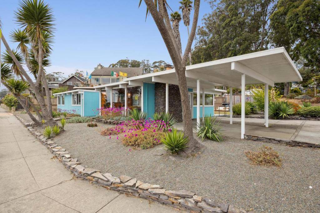 Half Moon Bay, CA 94019,990 Avenue Alhambra