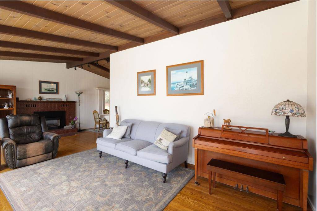 Moss Beach, CA 94038,816 Park AVE